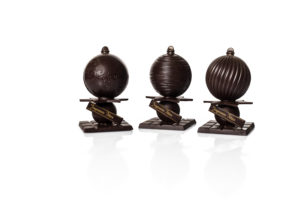 boules de noel en chocolat sur fonds blanc