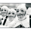 trois gilles masqués en noir et blanc binche