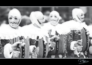 4 Gilles masqués en noir et blanc