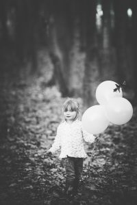 petite fille avec ballon