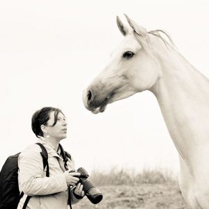 Nathalie Hupin photographe et un cheval blanc