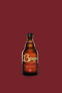 biere brogne de noel sur fonds rouge