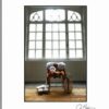 Costume de gille de Binche sur une chaise
