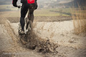 Mountainbike passant dans l'eau