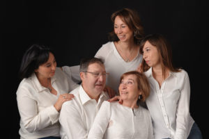 couple de parents avec leur trois filles expérience studio photo familles 18-11-2018 binche