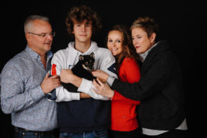 famille avec leur chien shiba inu