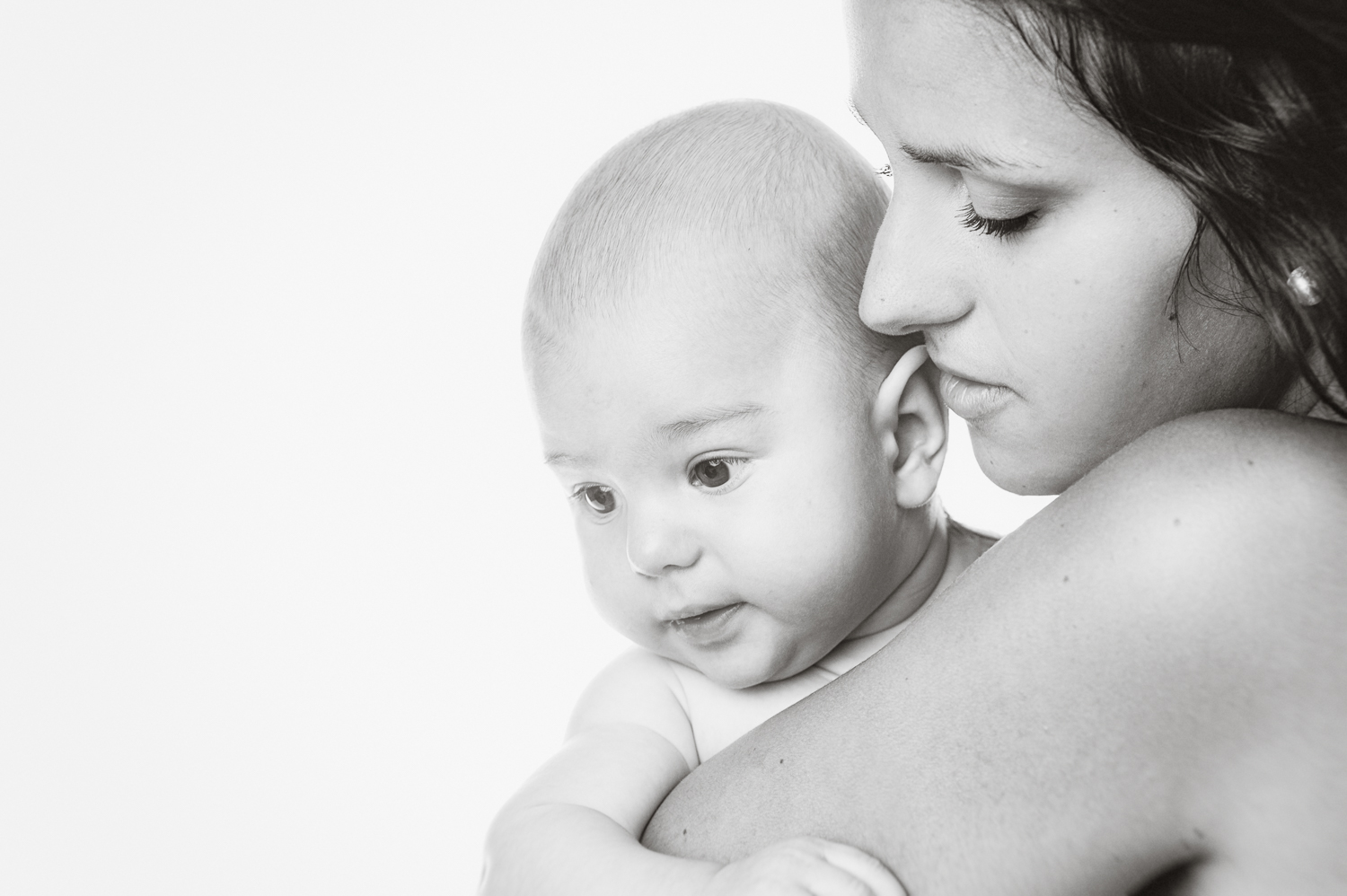 bébé et sa maman fonds blanc