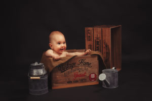 bébé dans une caisse en bois