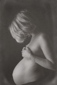 femme enceinte sur fonds noir