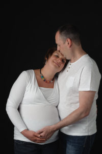 couple grossesse sur fonds noir