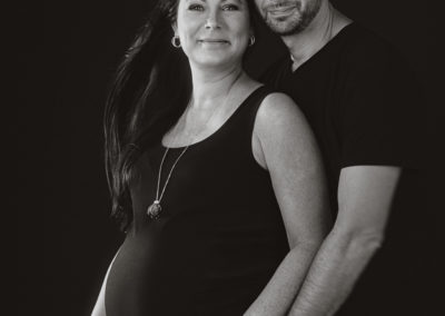 couple grossesse sur fonds noir