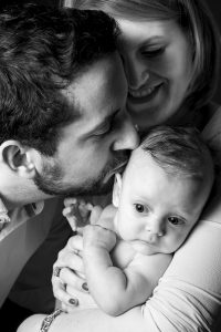 photo de famille avec bébé nathalie hupin photographie de bébés