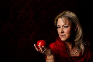 portrait d'une femme avec pomme