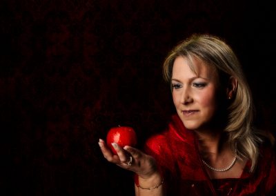 portrait d'une femme avec pomme