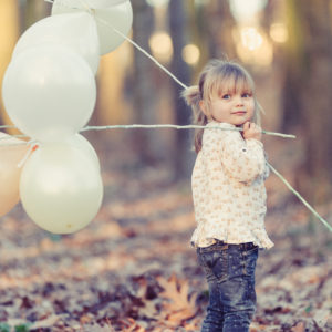 portrait d'une petite fille en extérieur