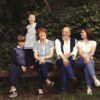 portrait de famille grands-parents et petits enfants