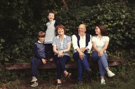 portrait de famille grands-parents et petits enfants