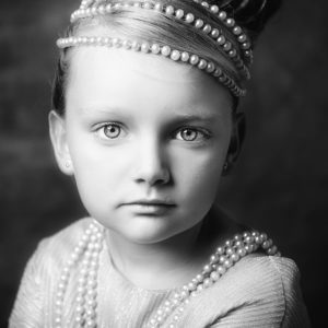 enfant avec collier de perles