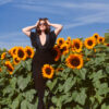 femme en robe doree villers-la-ville