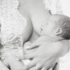 bébé sur sein de sa maman