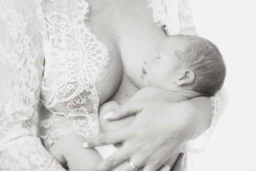 bébé sur sein de sa maman