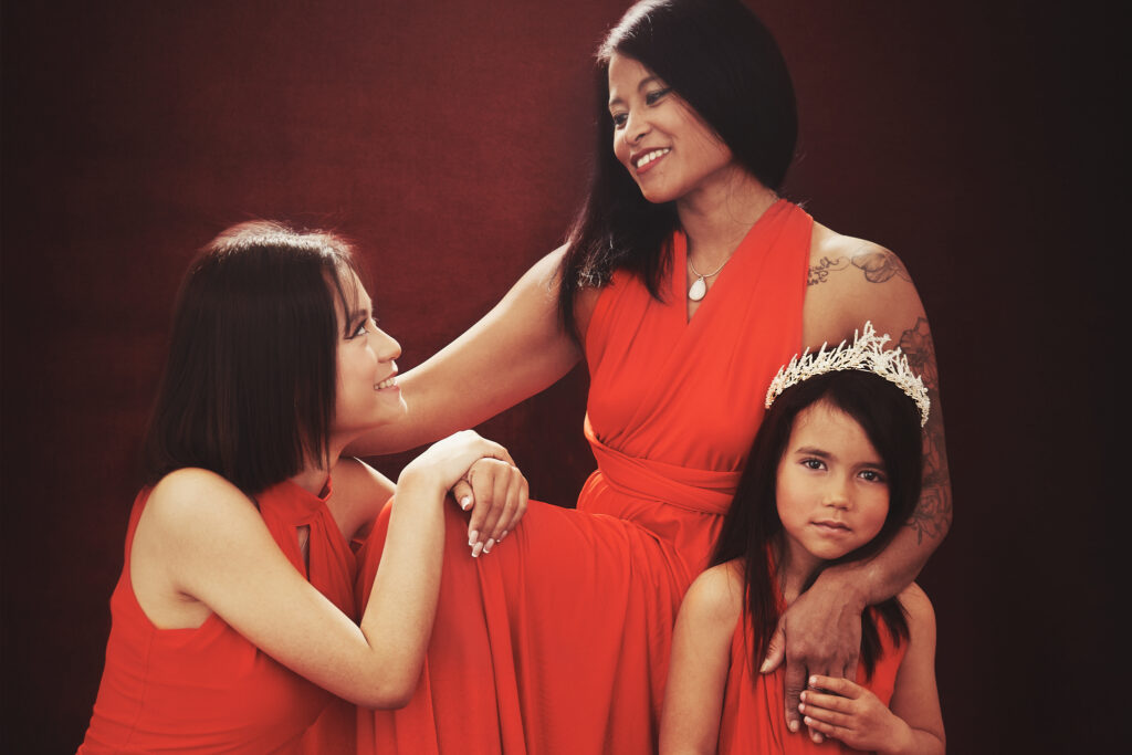 Mère avec ses filles en robe rouge