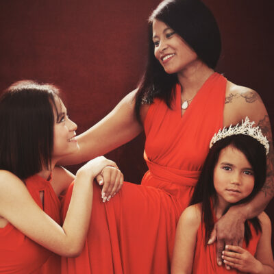 Mère avec ses filles en robe rouge