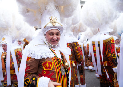 carnaval de binche 2024 mardi-gras gille avec chapeau