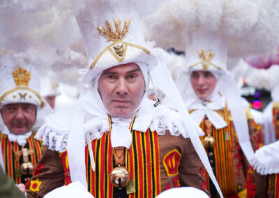 carnaval de binche 2024 mardi-gras gille avec chapeau