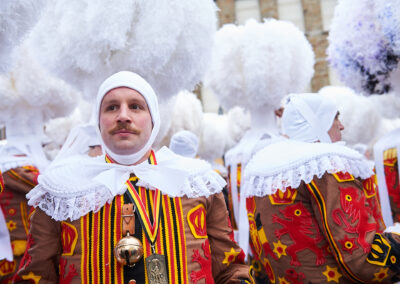 carnaval de binche 2024 mardi-gras gille avec medaille