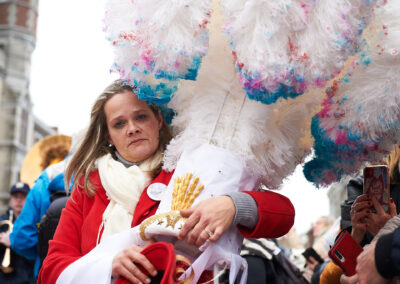 carnaval de binche 2024 mardi-gras femme portant un chapeau