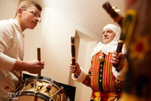 gille de binche avec tambours ramassage