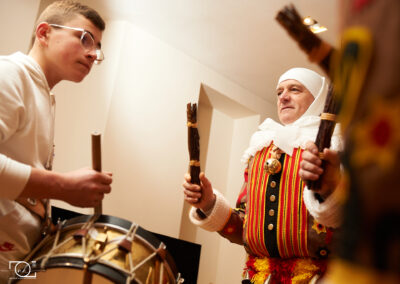 gille de binche avec tambours ramassage